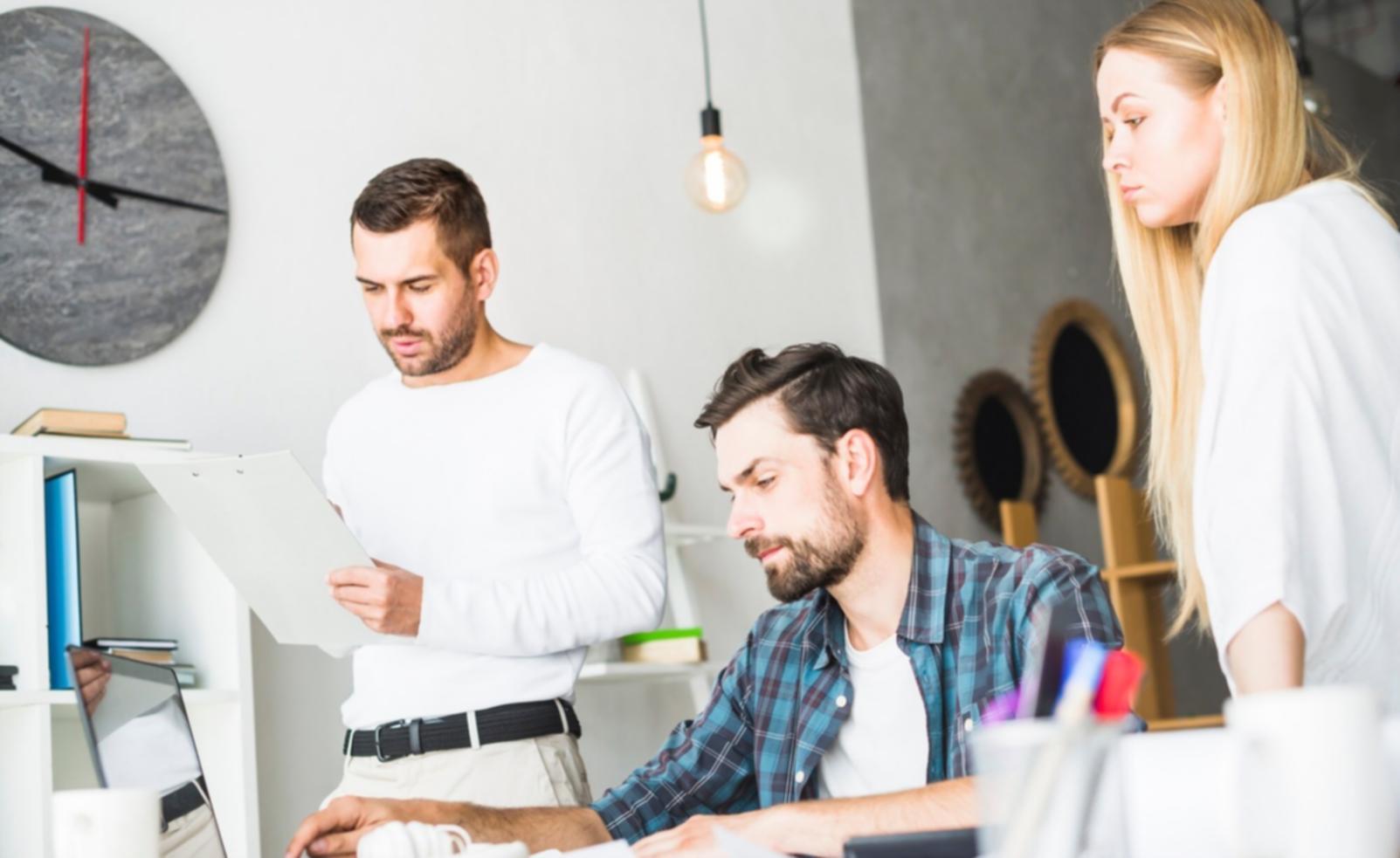 Equipo de verastilio trabajando en consultoría financiera personalizada